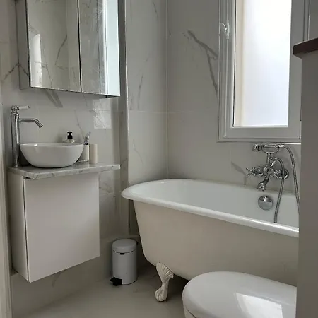 In Cozy Small Париж